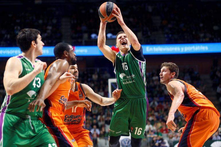 Nedovic intenta una canasta ante Green y Pleis