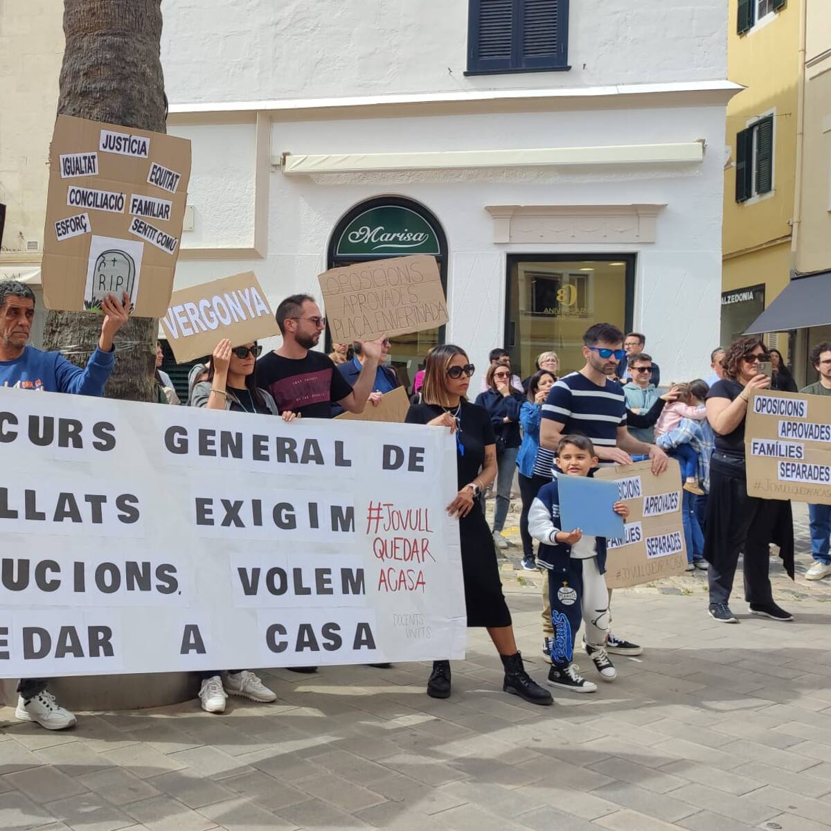 Els docents amb oposició surten al carrer per protestar contra "l'injut concurs de trasllats"
