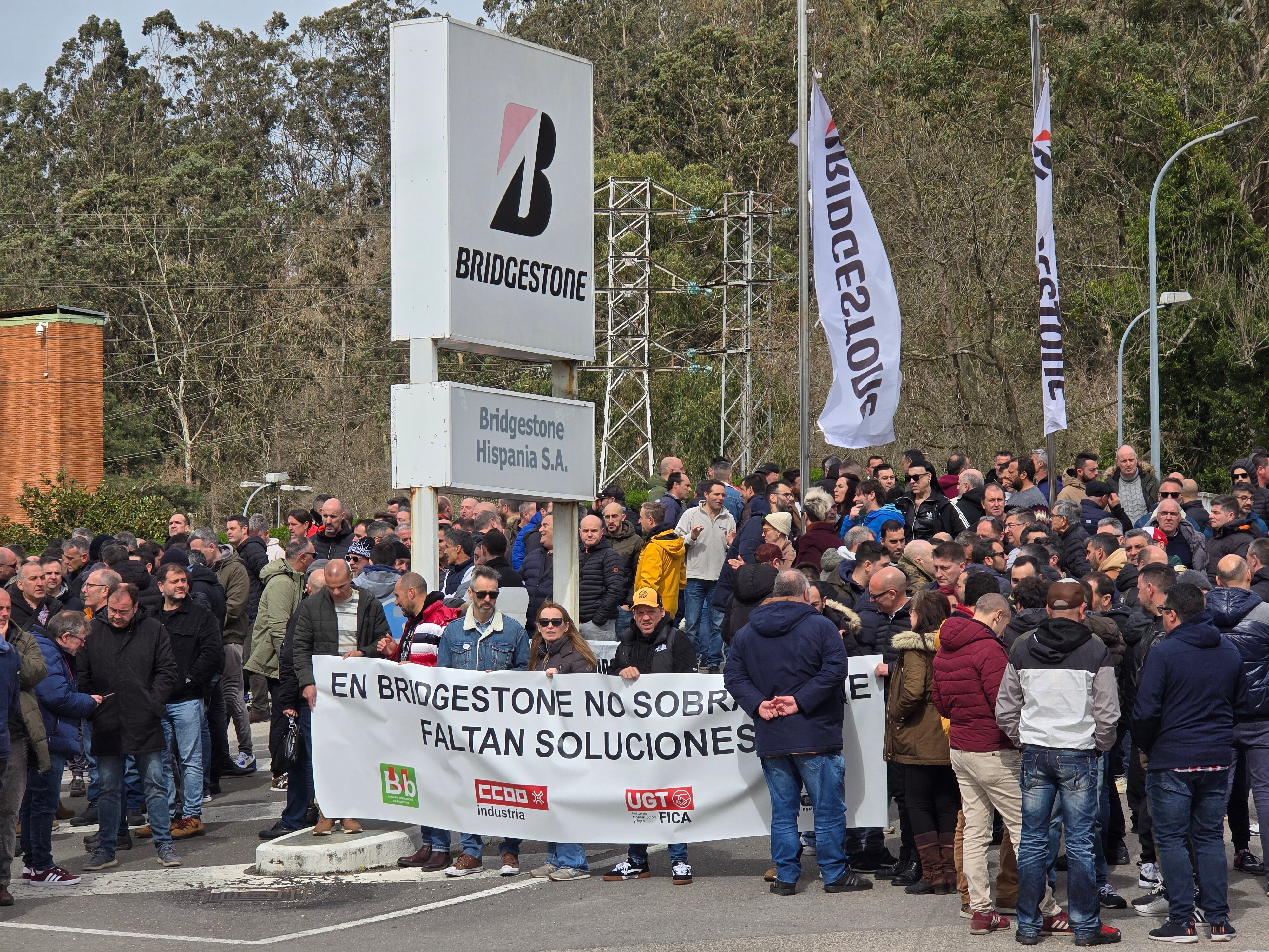 Imagen de archivo de una concentración de trabajadores de Bridgestone a las puertas de la planta de Puente San Miguel.