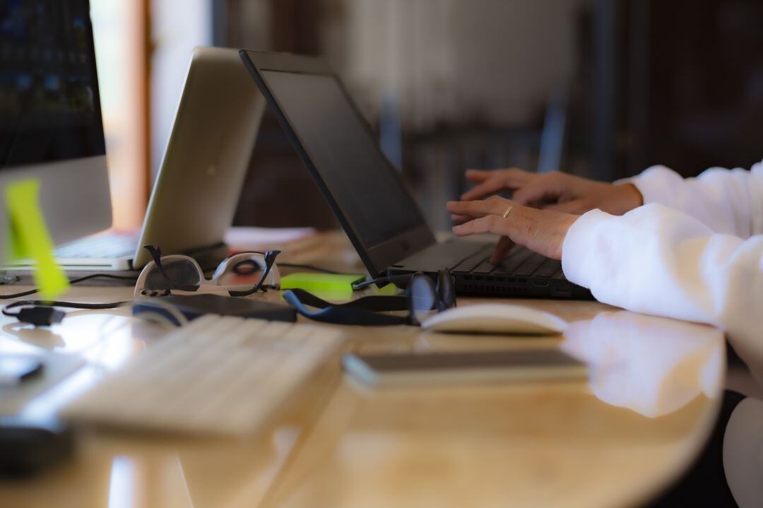 Una mujer teletrabajando.