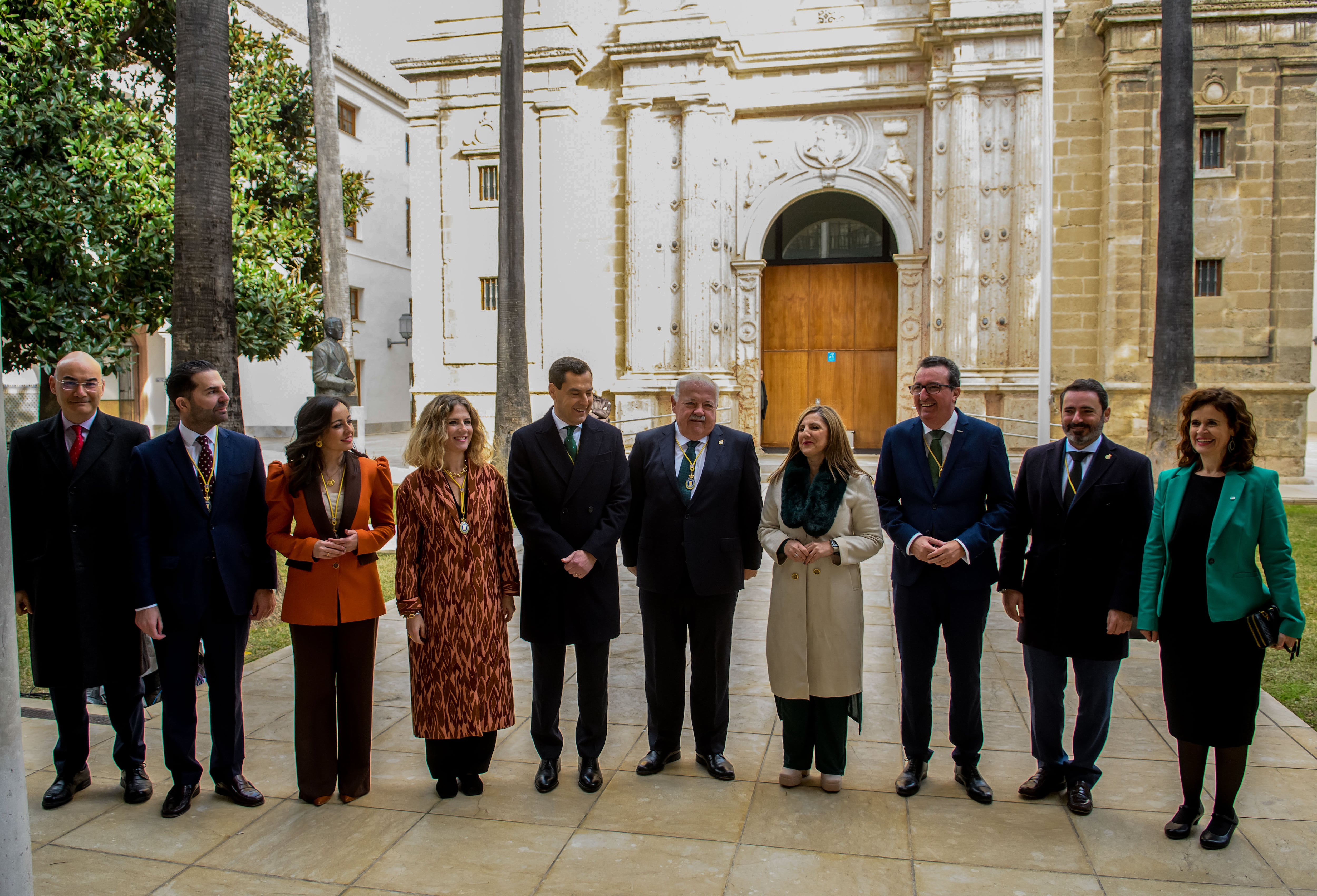 GRAF1988. SEVILLA, 28/02/2023.- El presidente de la Junta de Andalucía, Juanma Moreno (5i), y el presidente del Parlamento andaluz, Jesús Aguirre (c), posan con los componentes de la Mesa del Parlamento, antes del acto institucional con motivo del Día de Andalucía celebrado este martes en el Parlamento Andaluz, en Sevilla. EFE/ Raúl Caro.
