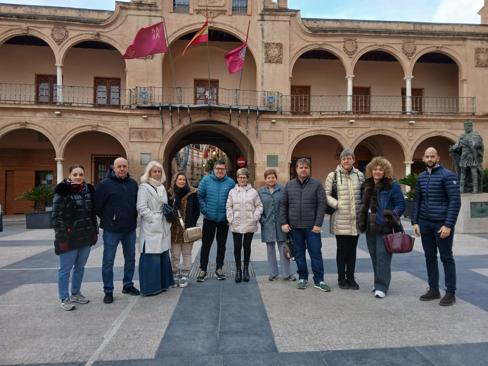 Comerciantes de la calle Nogalte junto a concejales del PSOE en la Plaza de España de Lorca