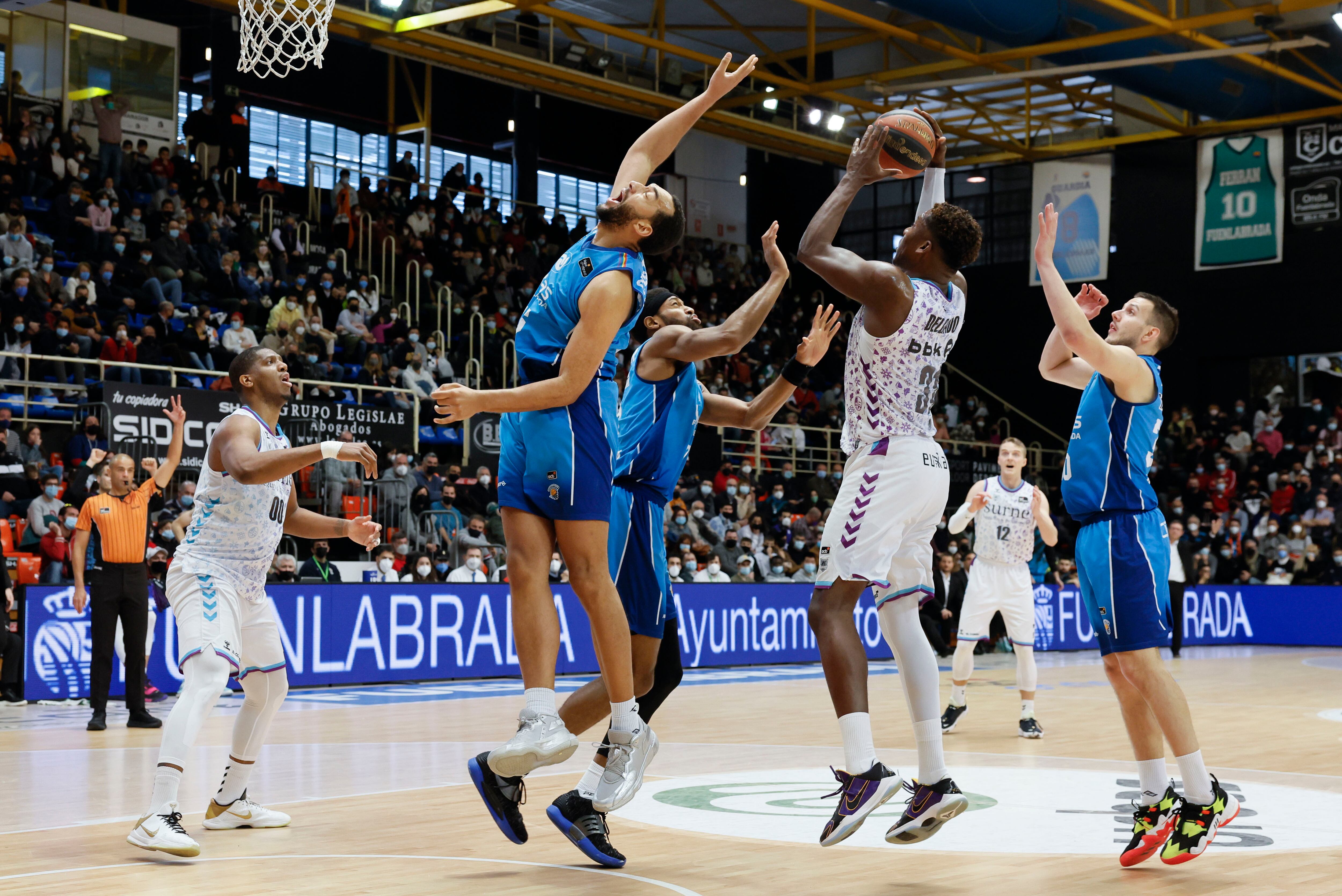 El pívot dominicano del Bilbao Basket Ángel Delgado (2d) ante varios jugadores del Fuenlabrada durante el partido de la jornada 27 de Liga Endesa disputado este domingo en el pabellón Fernando Martín de Fuenlabrada. EFE/Ballesteros
