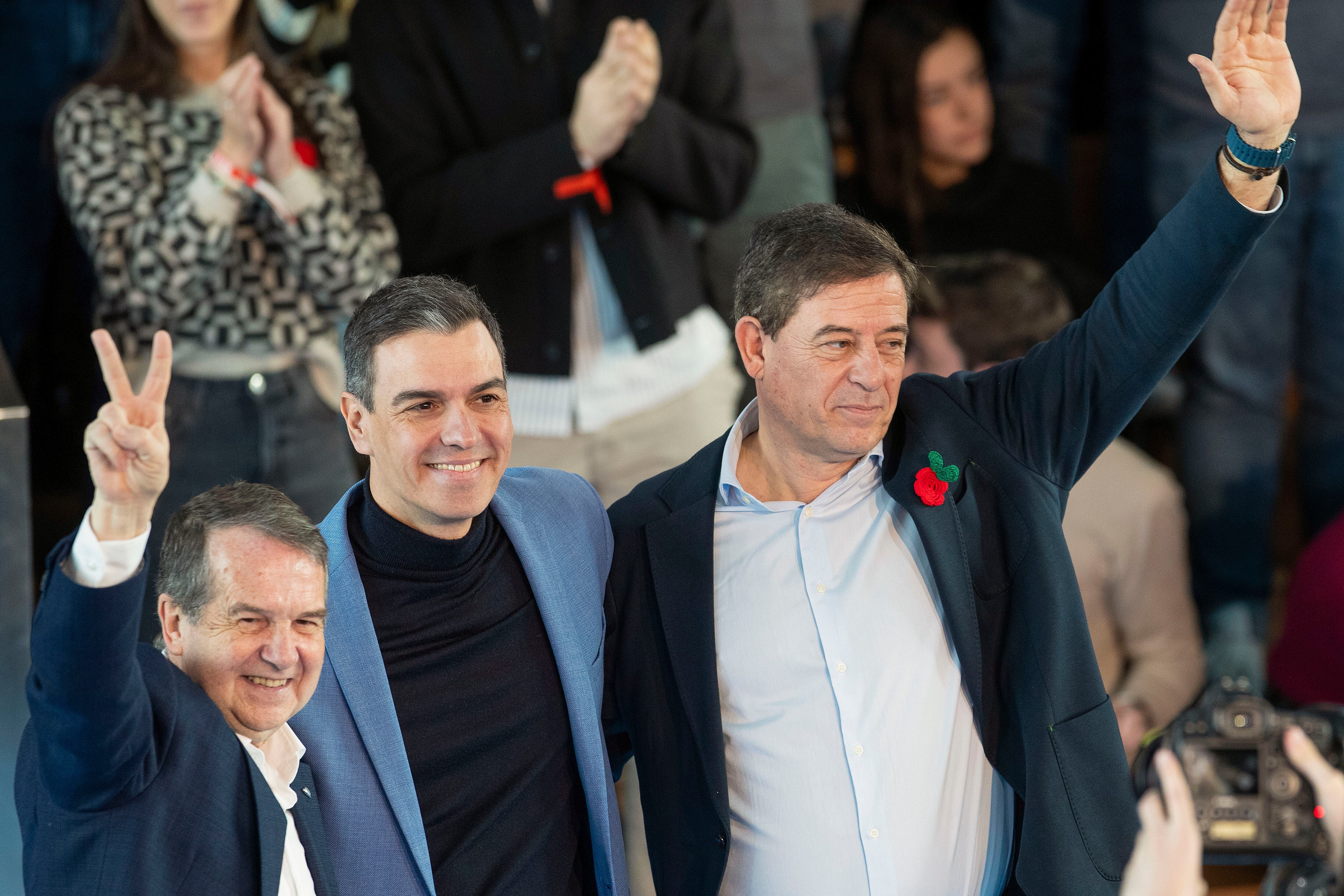 VIGO (PONTEVEDRA), 10/02/2024.- El secretario general del PSOE y presidente del Gobierno Pedro Sánchez (c) ha arropado al candidato a la Presidencia de la Xunta de Galicia Jose Ramón López Besteiro (d) acompañado por el alcalde de Vigo, Abel Caballero (i), este sábado en Vigo. EFE / Salvador Sas
