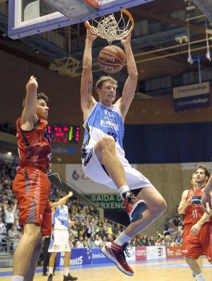 El alero lituano de Obradoiro, Eimantas Bendzius (d), machaca la canasta ante el jugador del Tecnyconta Zaragoza, Jonathan Barreiro