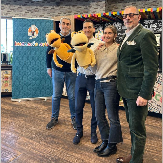 Agustín Lorés, junto a los responsables de Eboca, en la presentación de sus vasos convertidos en arte