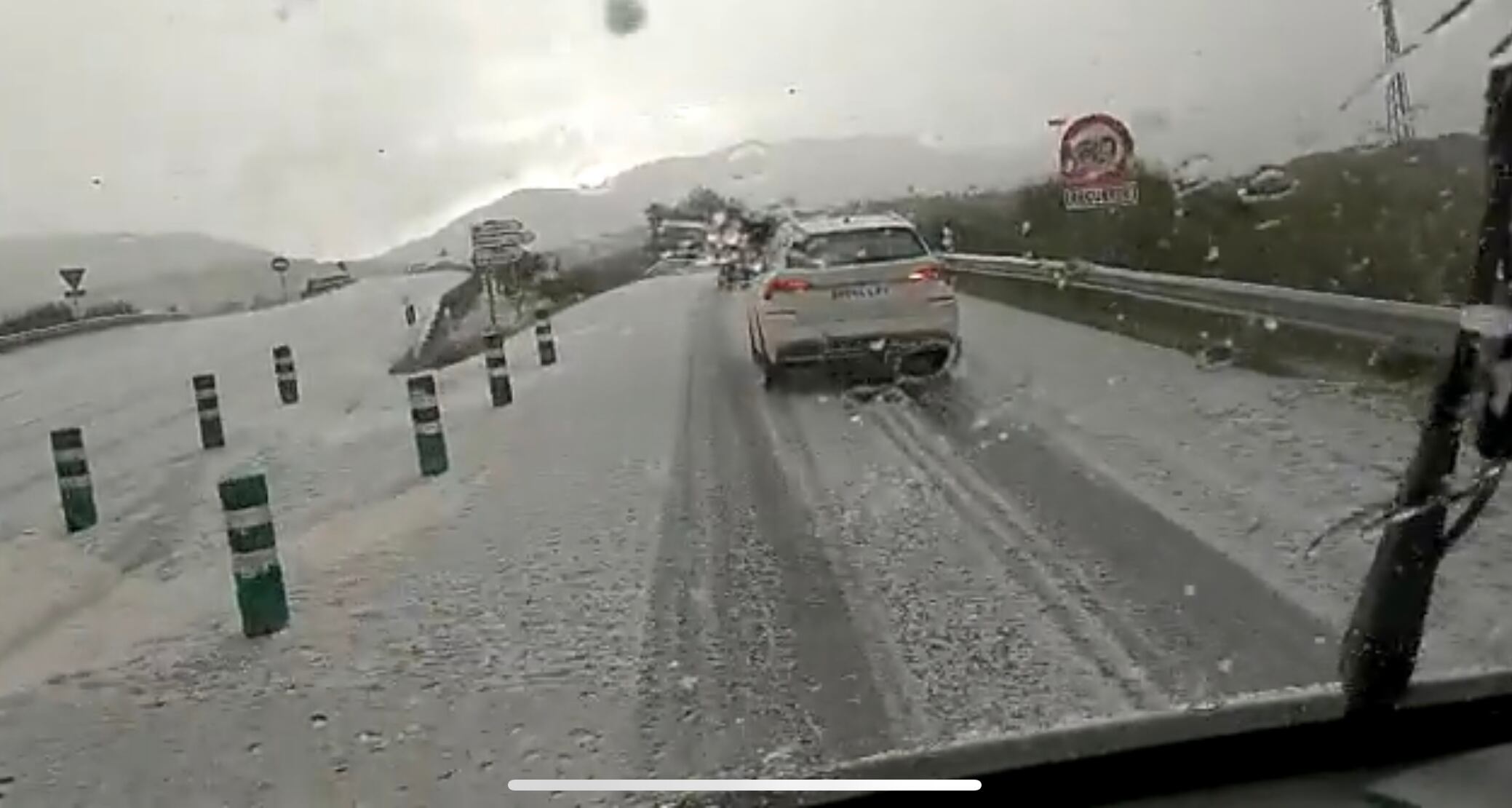 Las carreteras de la comarca se han cubierto de granizos por lo que se ha dificultado la conducción en algunos puntos