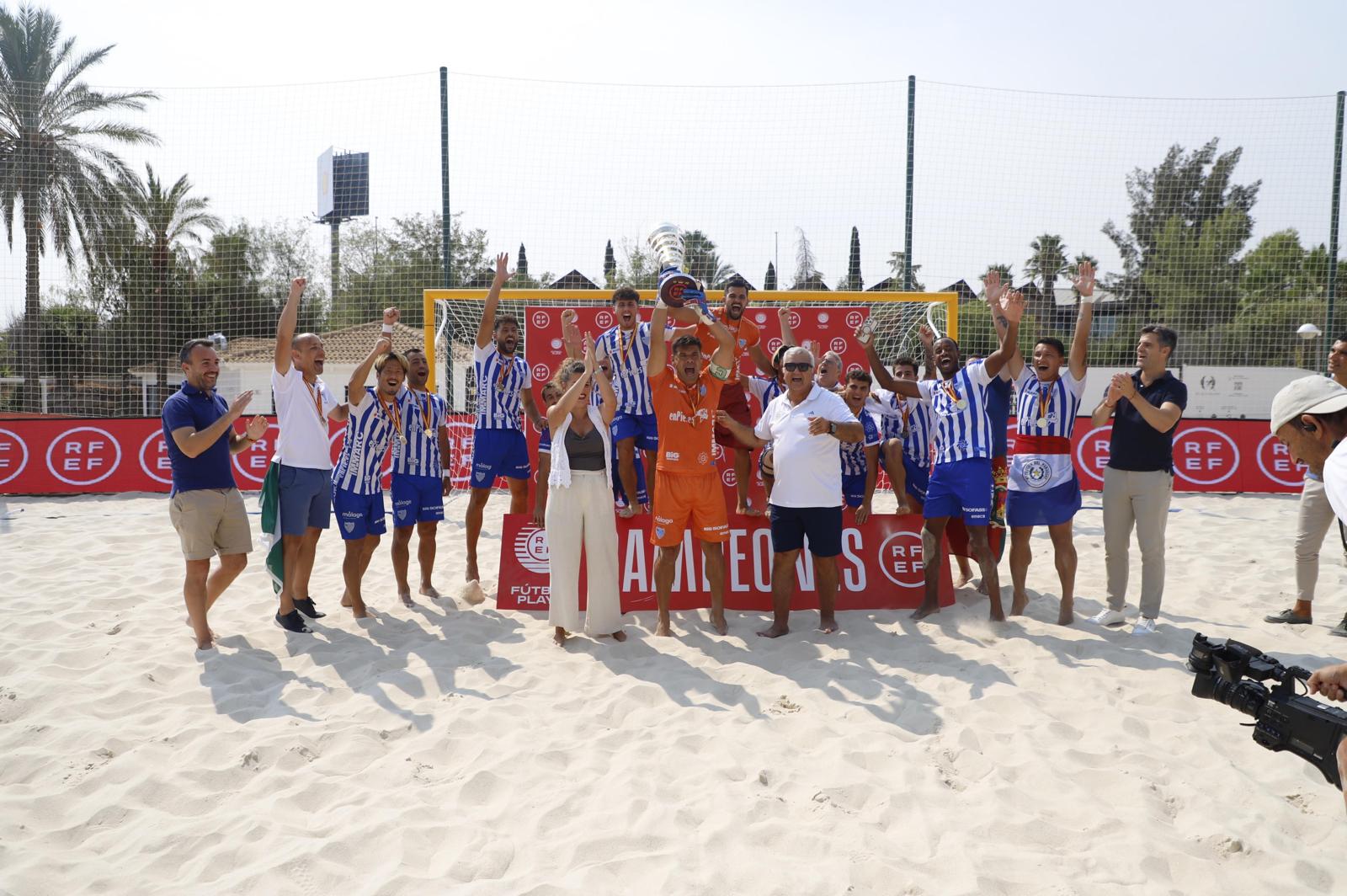 Los jugadores de Enpie Málaga levantan el título de la Copa Federación de fútbol playa en Jaén.