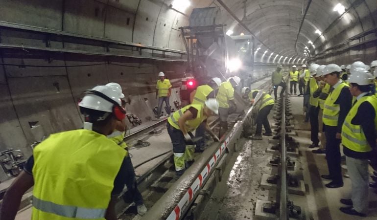 Obreros trabajando en la estación de El Carrascal