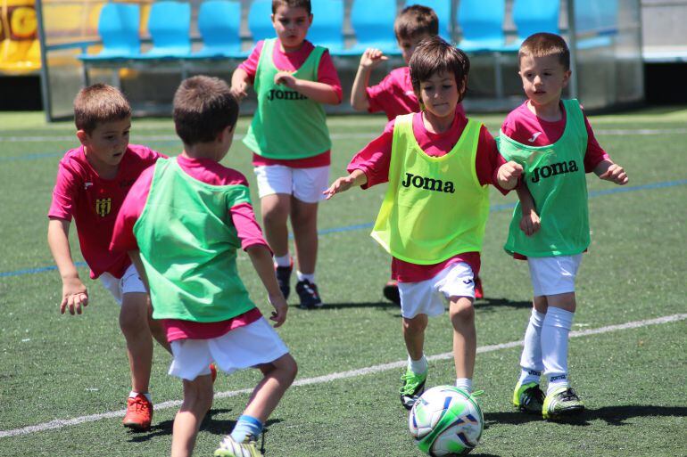 Los participantes se lo pasan en grande practicando deporte