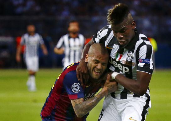 Alves lucha con Pogba durante la final de la Champions en Berlín