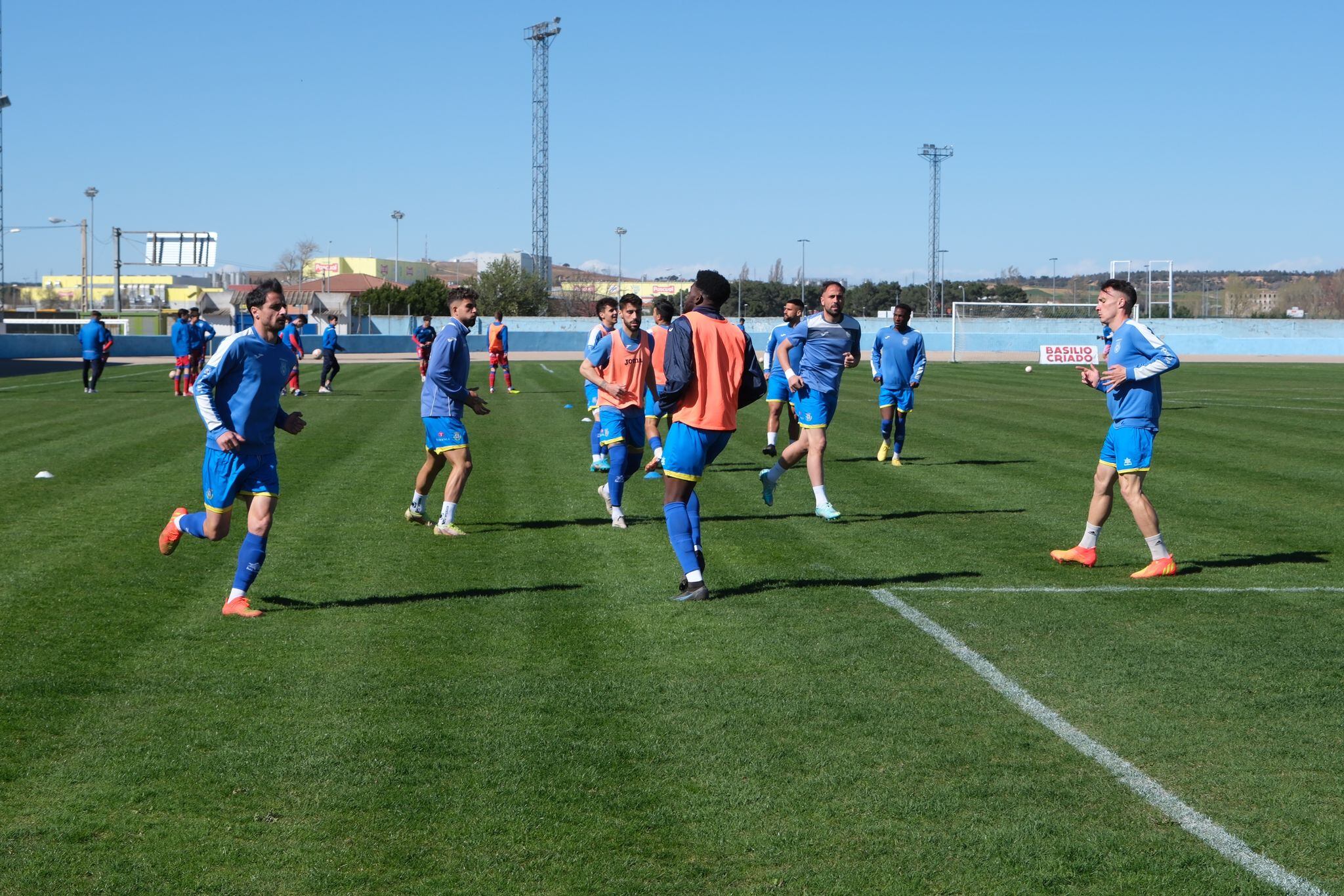La plantilla de la Arandina durante en calentamiento frente al Numancia B