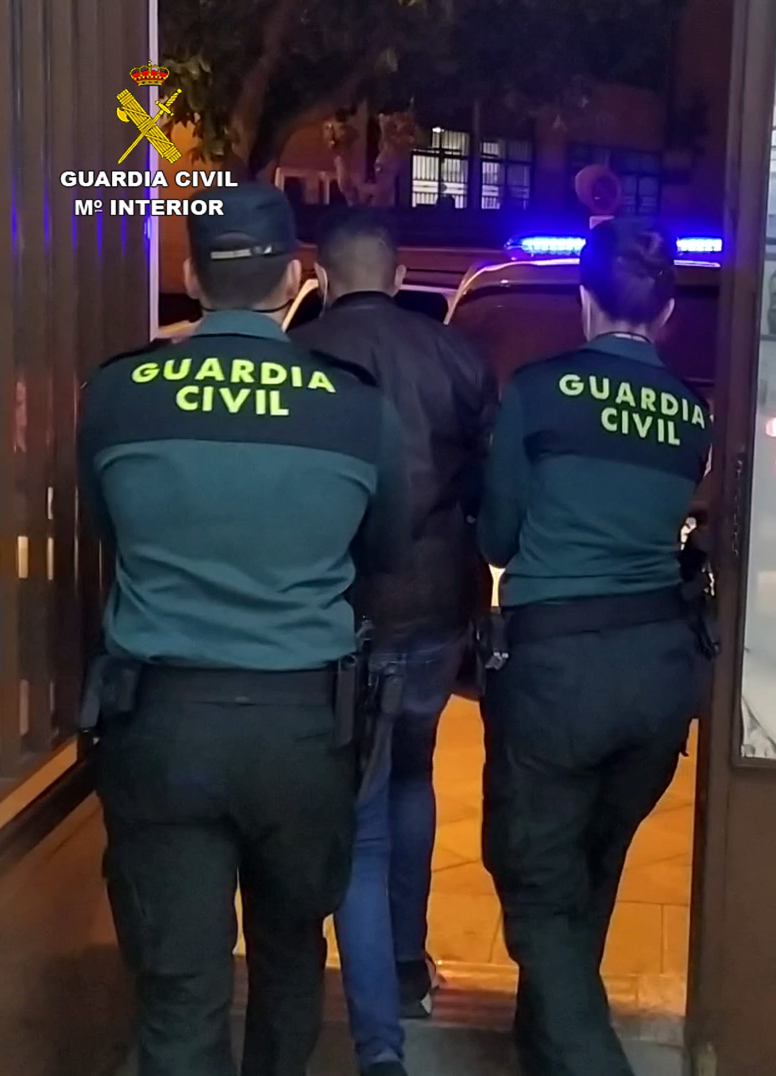 Agentes de la Guardia Civil trasladan al detenido