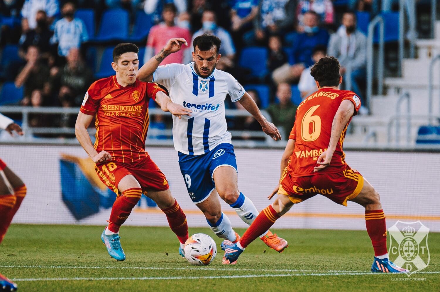 Elady Zorrilla, en una acción de ataque del Tenerife del partido con el Real Zaragoza.