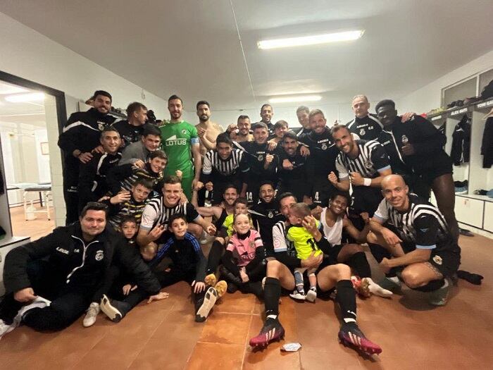 La plantilla celebra el triunfo