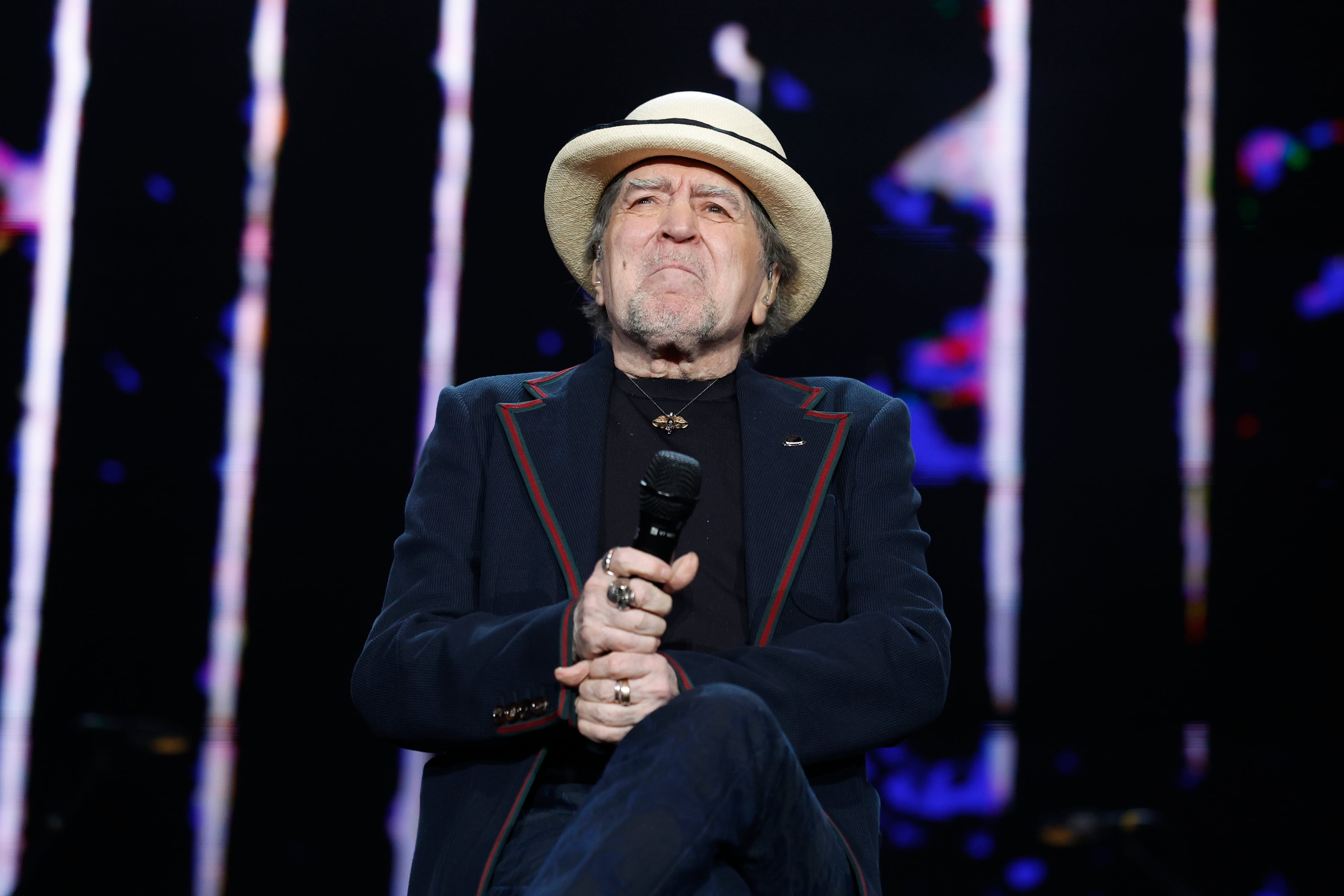 MADRID, 30/11/2025.- El músico y cantante Joaquín Sabina durante el concierto que ha ofrecido hoy domingo en el Movistar Arena, en Madrid. EFE / Javier Lizón.
