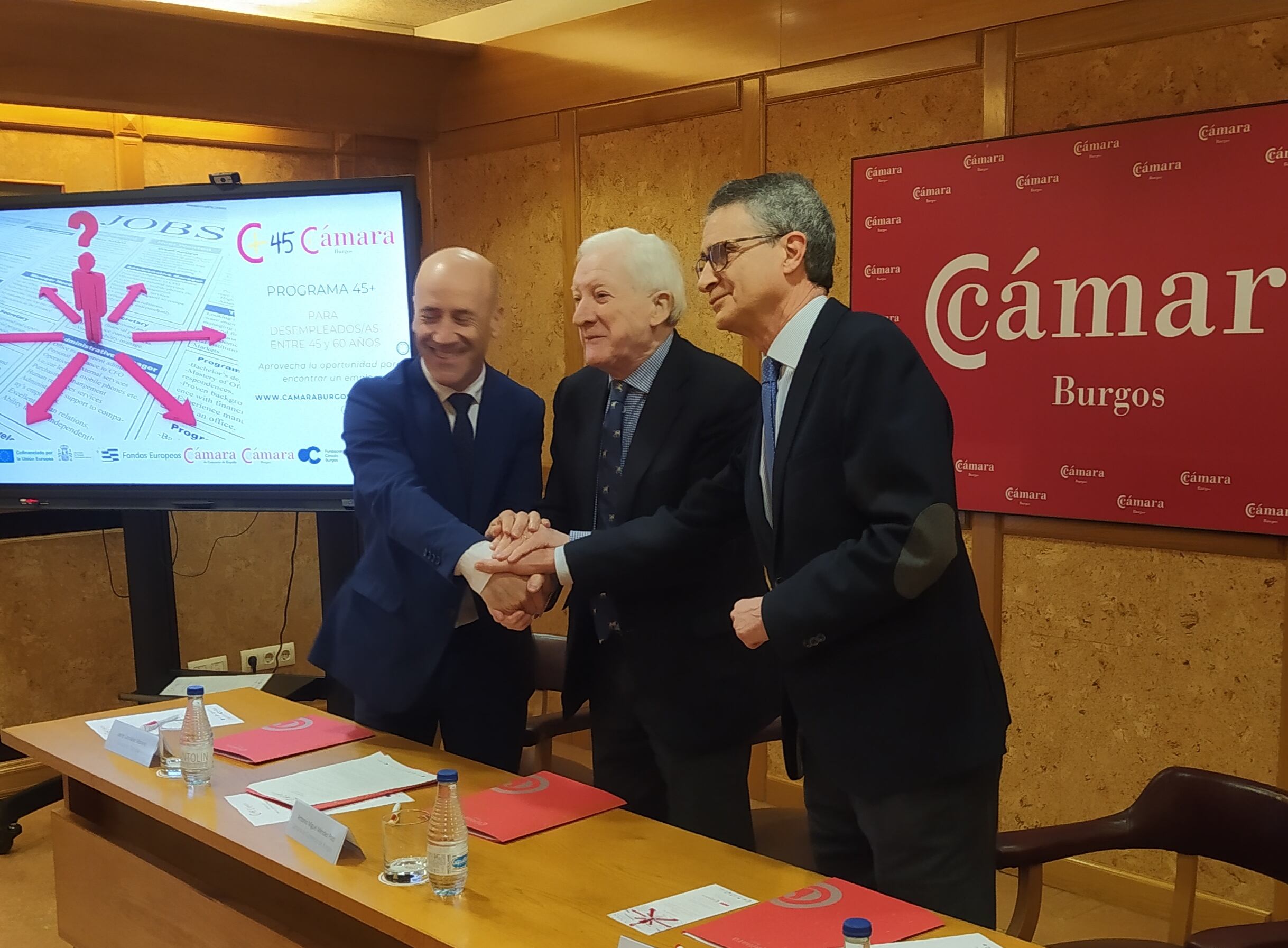 El presidente de la Cámara de Comercio de Burgos, Méndez Pozo, entre el presidente de la Fundación Círculo, Emilio de Domingo (dcha) y el director territorial de Ibercaja, Javier González