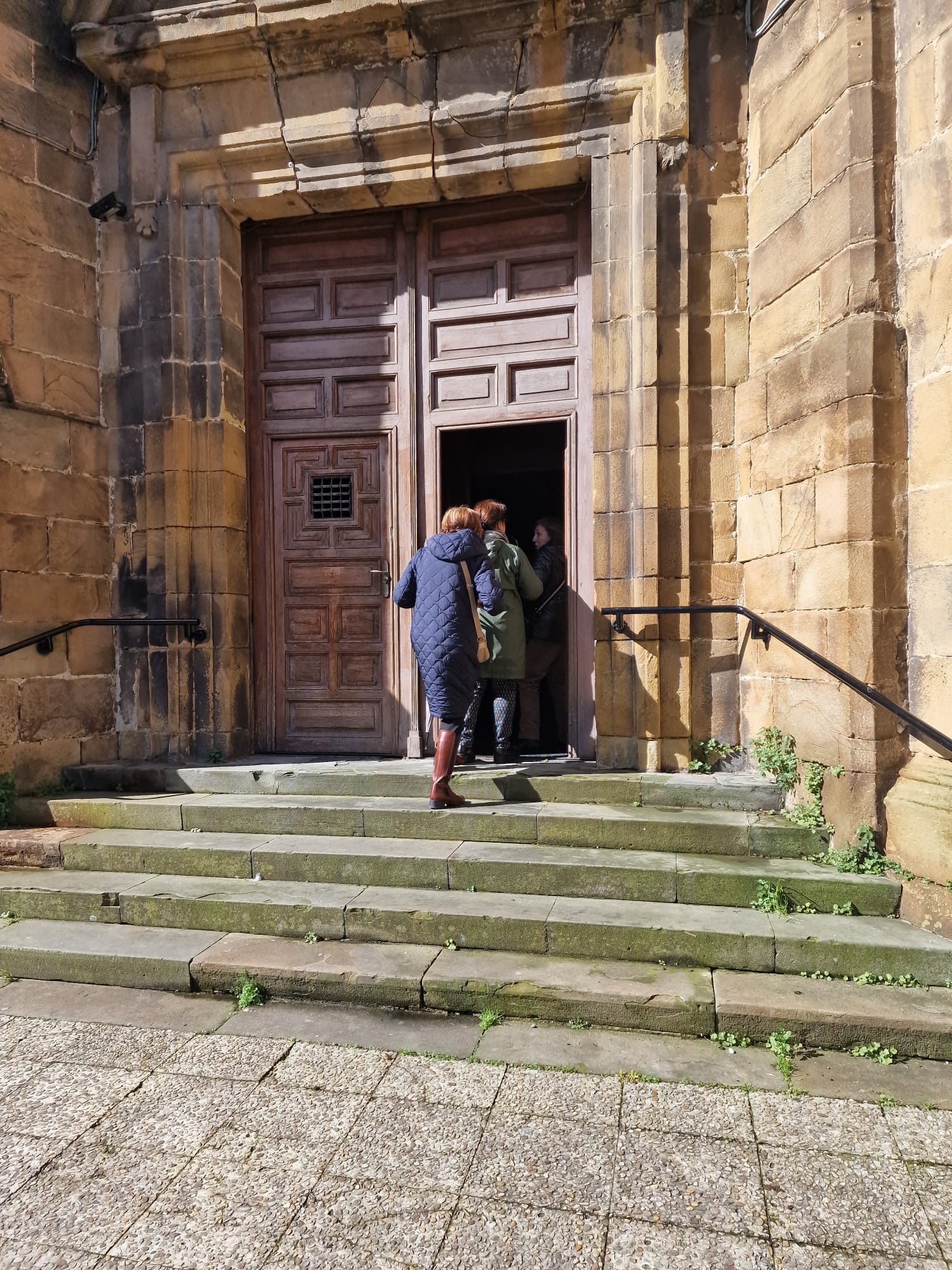 Feligresas accediendo a la Iglesia de San Andrés