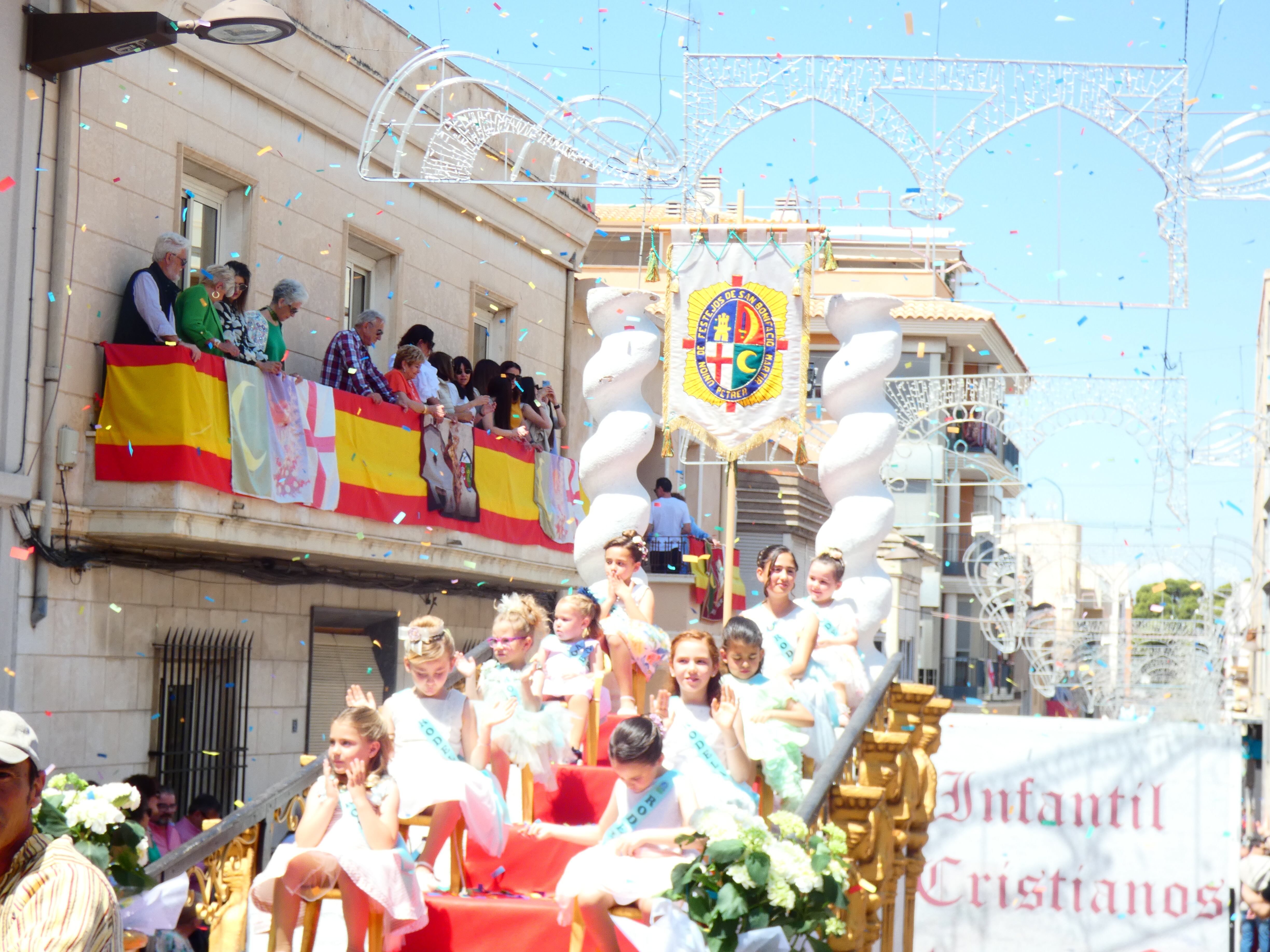 Las rodelas de este año, en el desfile infantil de Moros y Cristiano de Petrer