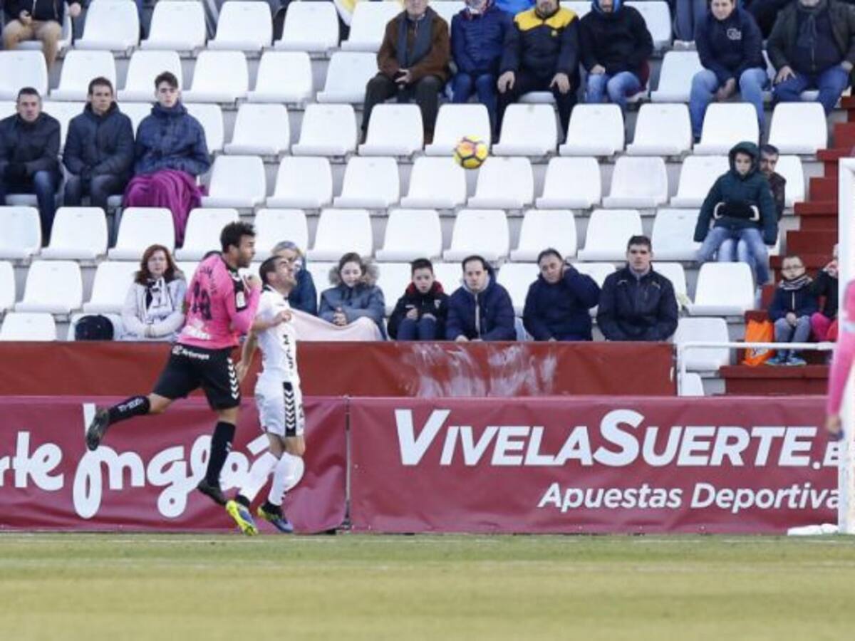 El Tenerife remonta con uno menos