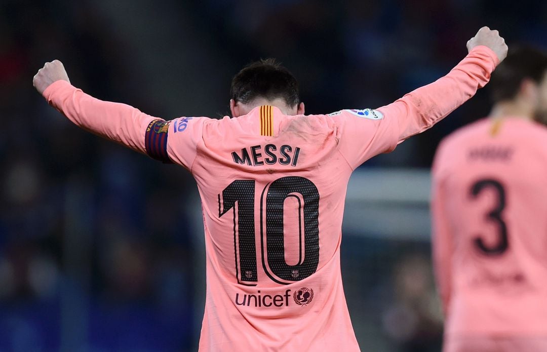 Messi celebra su gol de falta ante el Espanyol