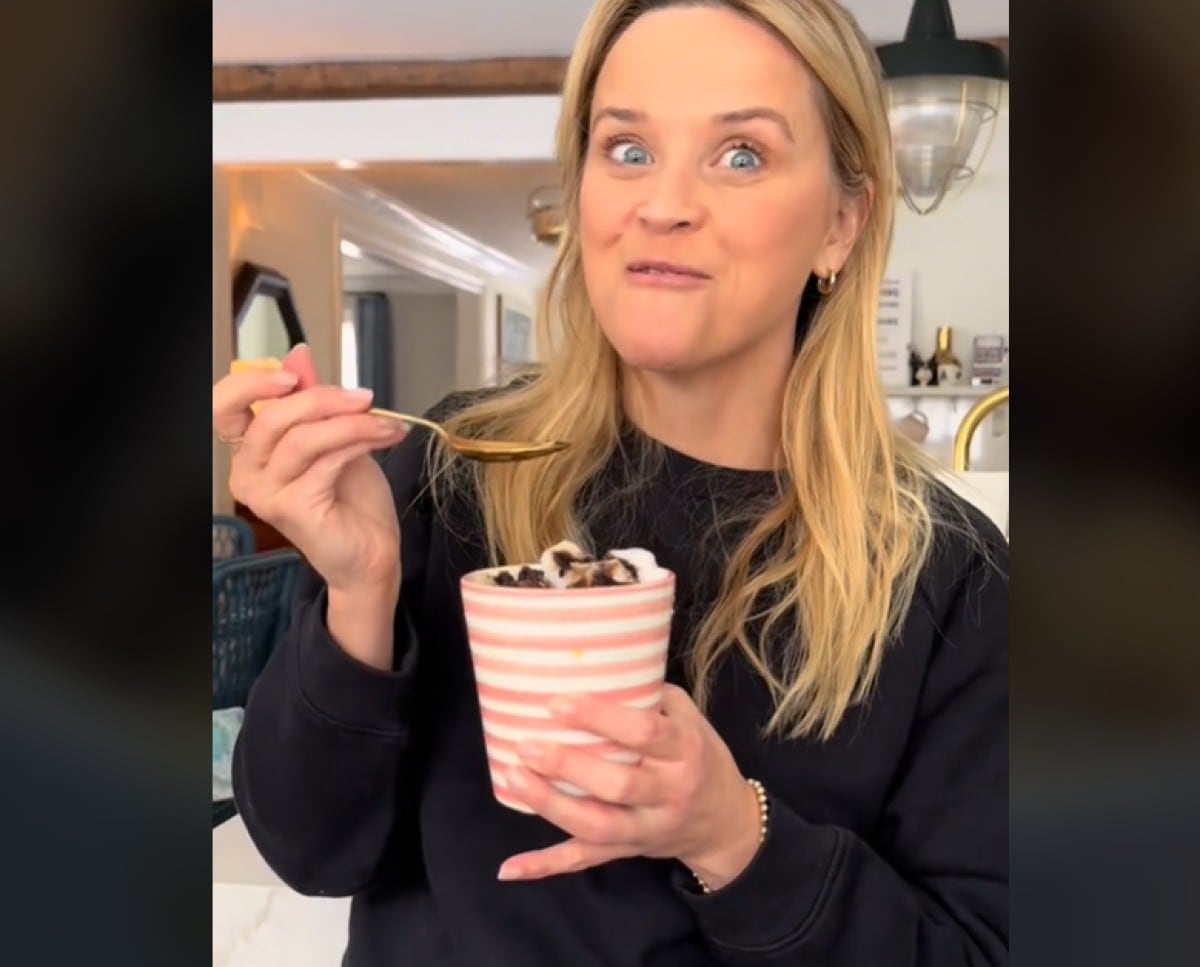 La actriz Reese Witherspoon disfruta de su &#039;Chococinno&#039;.