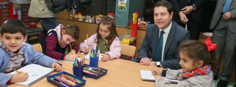 García Page durante la inauguración este viernes de un colegio en Méntrida (Toledo)