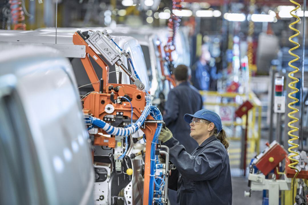 Trabajadores en una cadena de montaje.