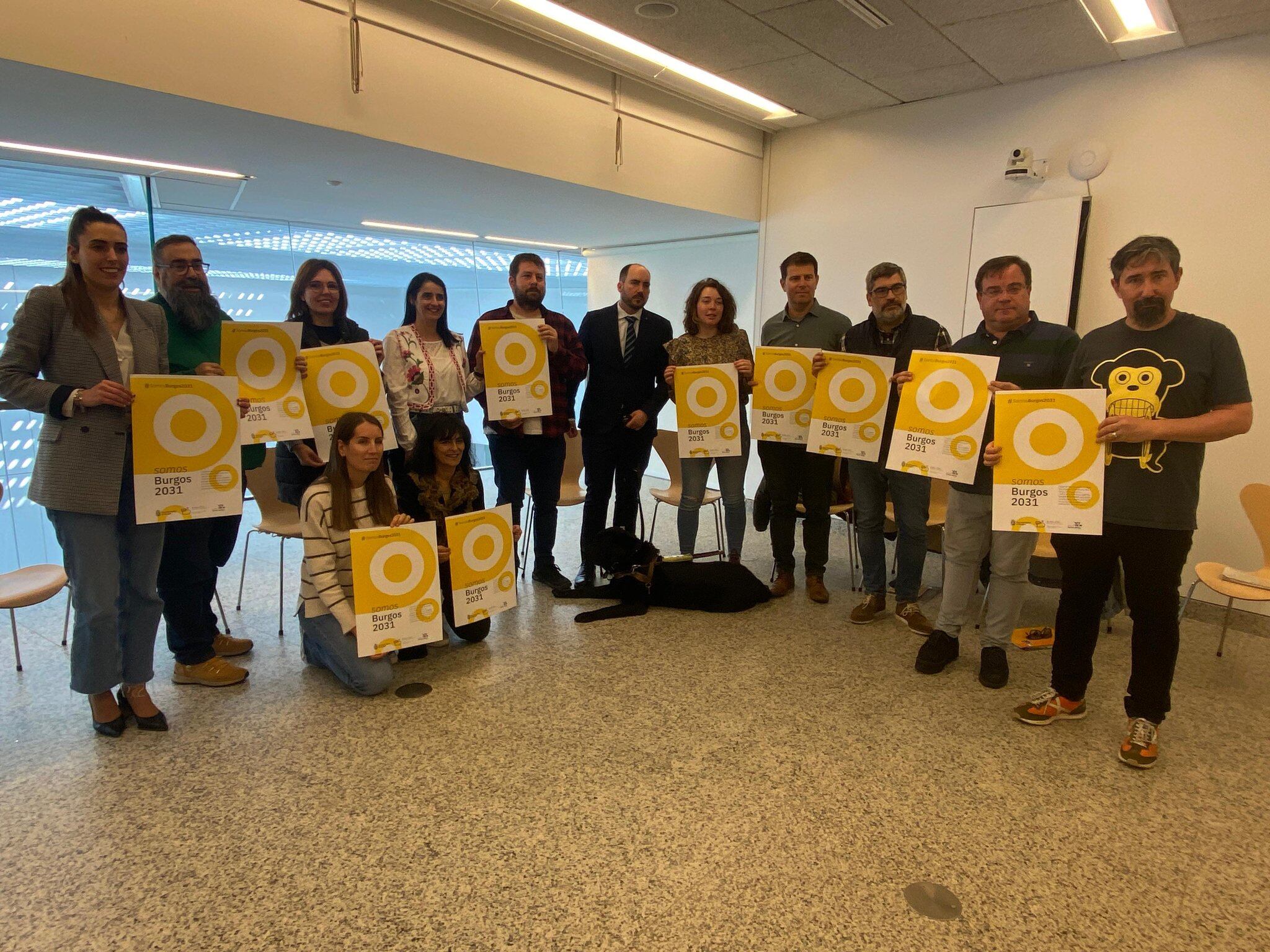 Representantes de asociaciones y ONGs de Burgos con el logo creado para dar visibilidad al Tercer Sector. / Foto: ProBurgos