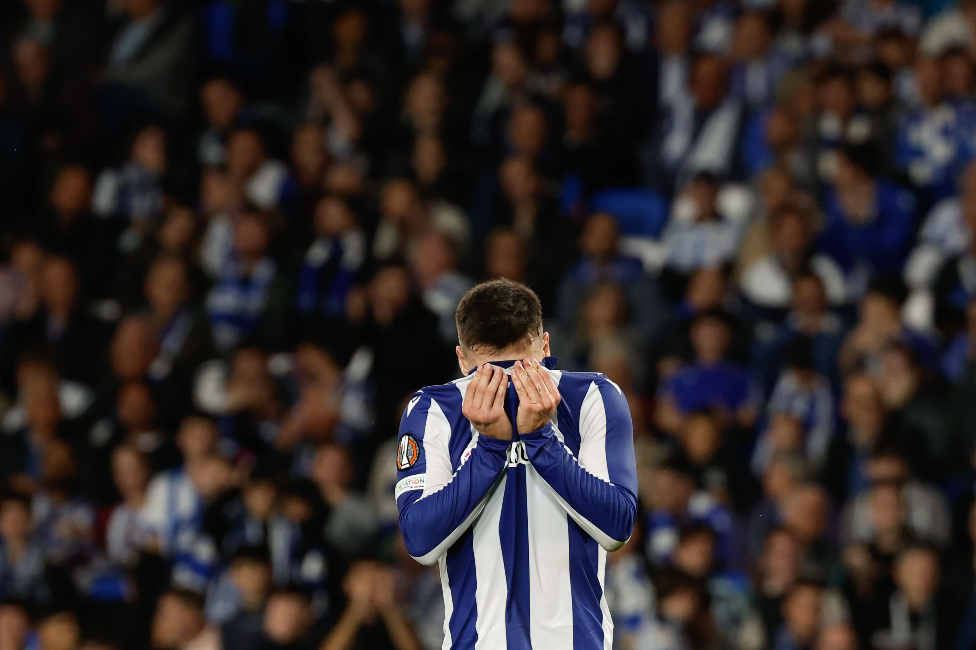 SAN SEBASTIÁN , 03/10/2024.-  El jugador de la Real Sociedad Sergio Gómez durante el partido de Liga Europa entre la Real Sociedad y el Anderlecht, que se disputa este jueves en el estadio Reale Arena de San Sebastián. EFE/Juan Herrero
