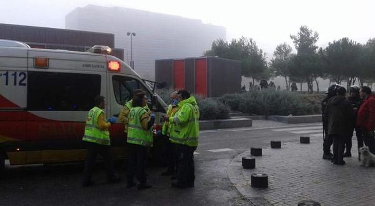 Fotografía facilitada por el Ayuntamiento de Madrid, de varios sanitarios del Summa y agentes de Policía Nacional que han atendido al hombre