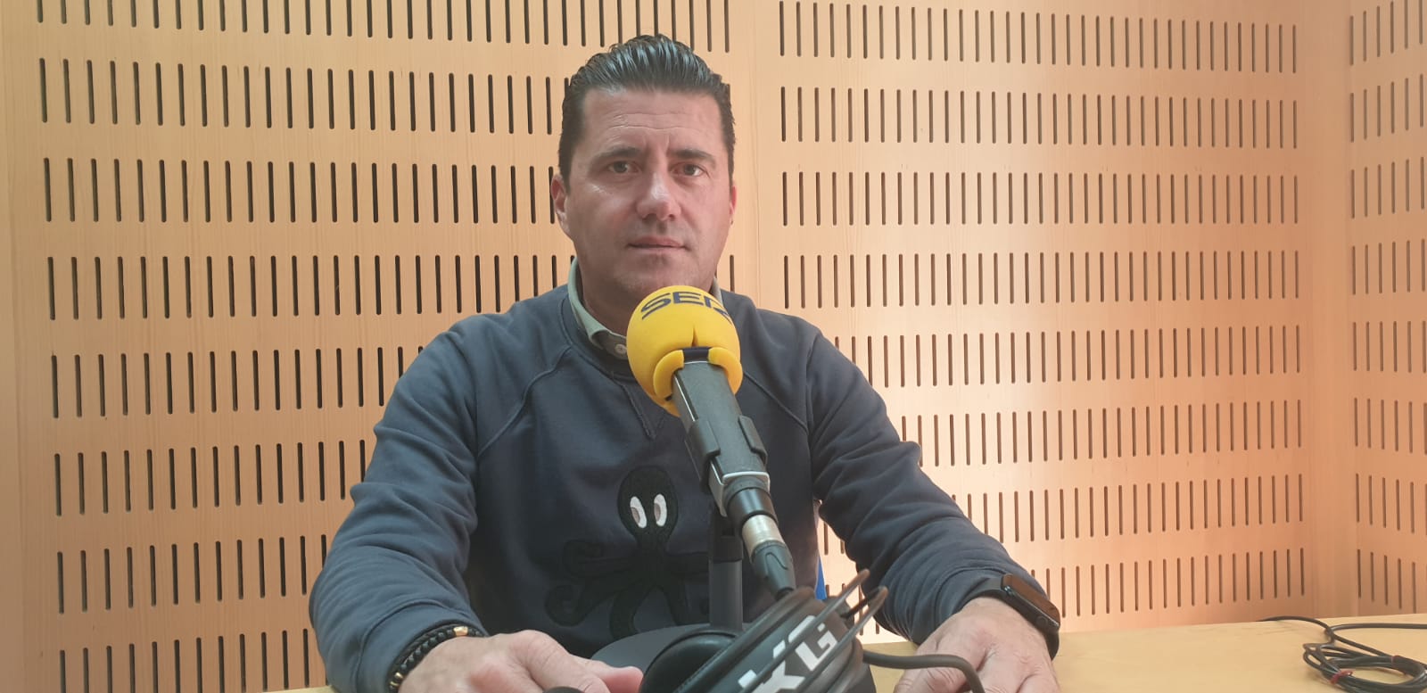 Pedro Reverte en los estudios de Radio Murcia