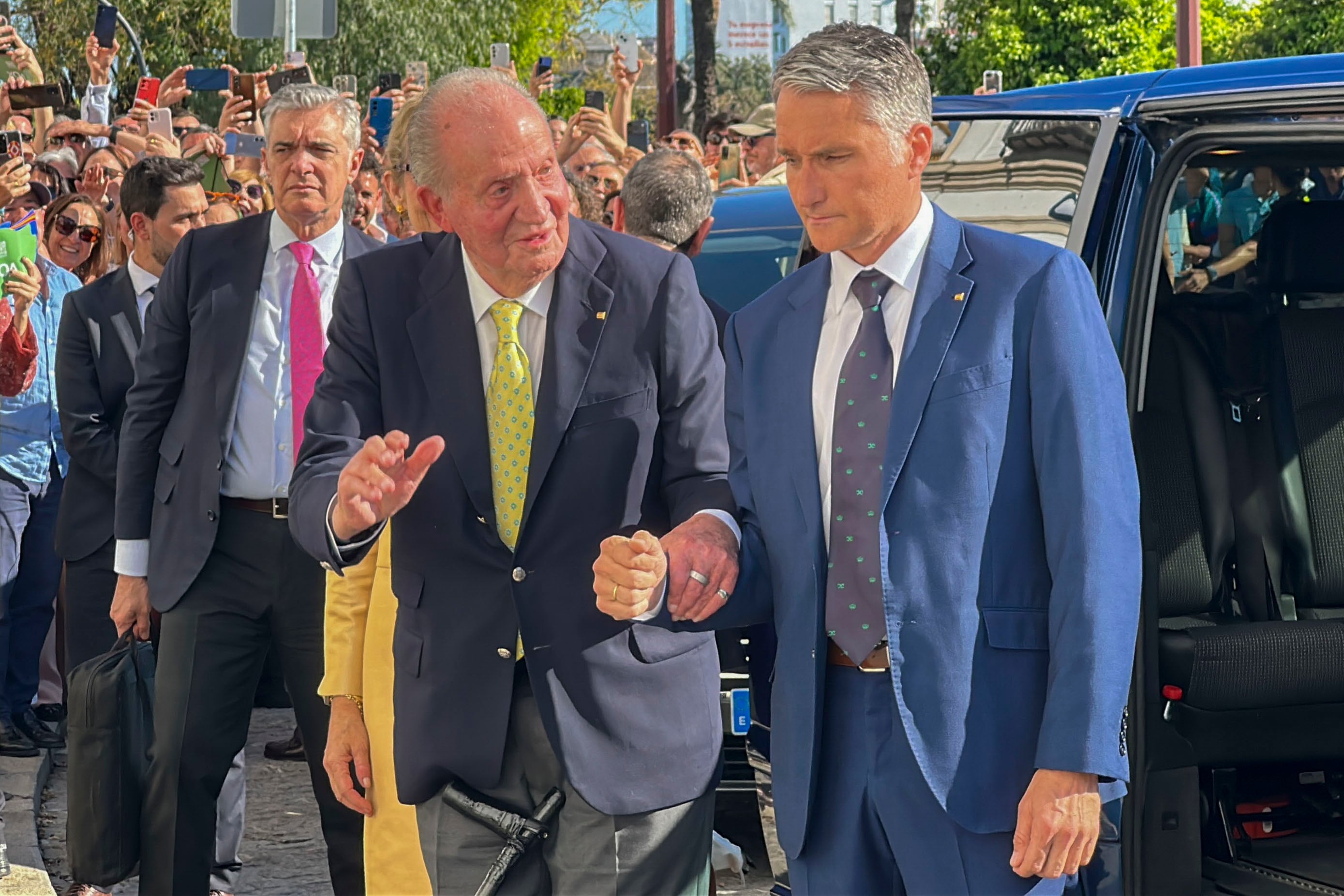 El rey emérito Juan Carlos I asiste a la corrida de este domingo en la plaza de toros de La Maestranza de Sevilla para la reaparición de Morante de la Puebla, en una corrida en la que completan cartel el peruano Roca Rey y David de Miranda. EFE/ David Arjona