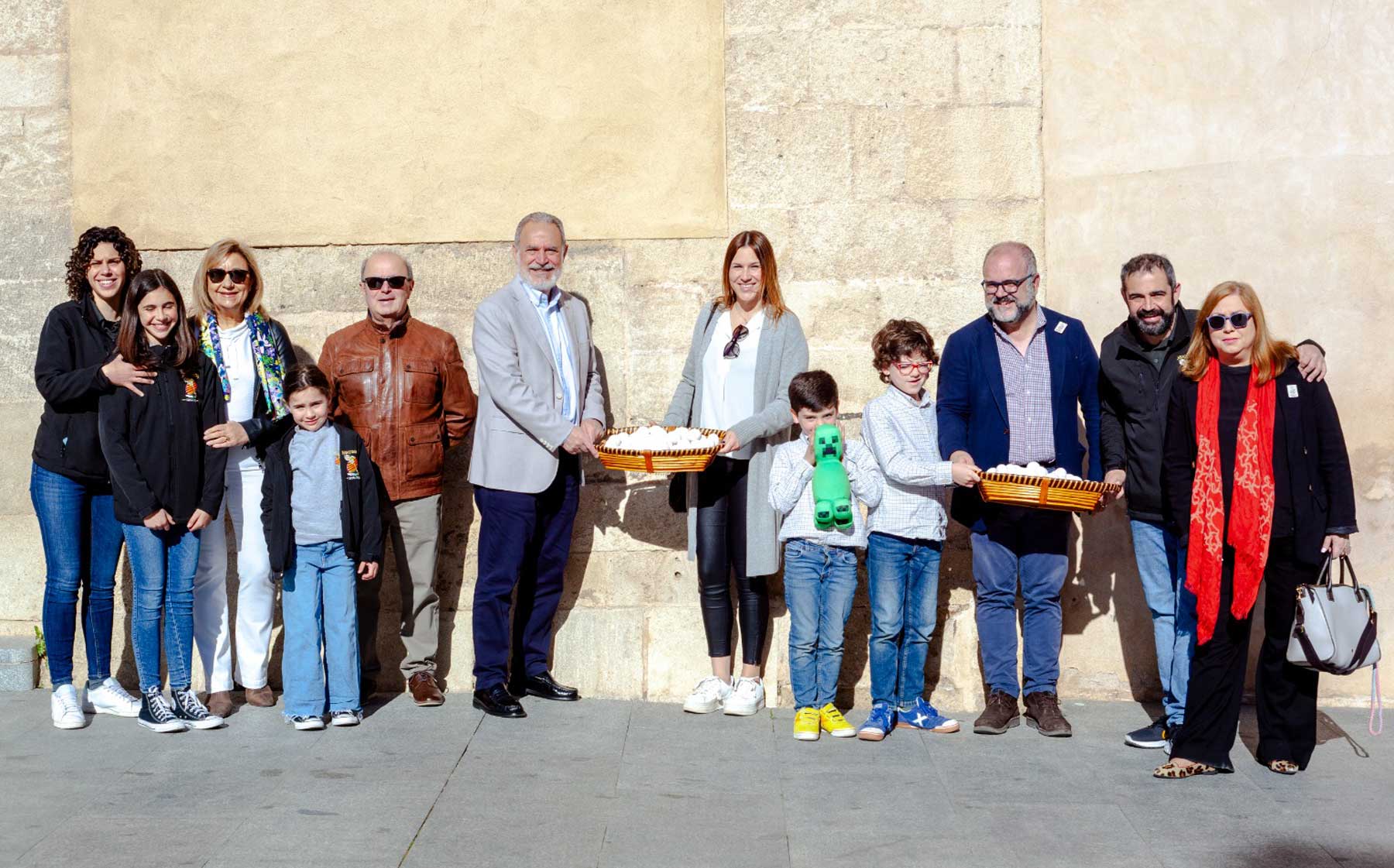 Los cargos de 2025 en la entrada al Monasterio de la Mare de Déu de Cocentaina con las 13 docenas de huevos