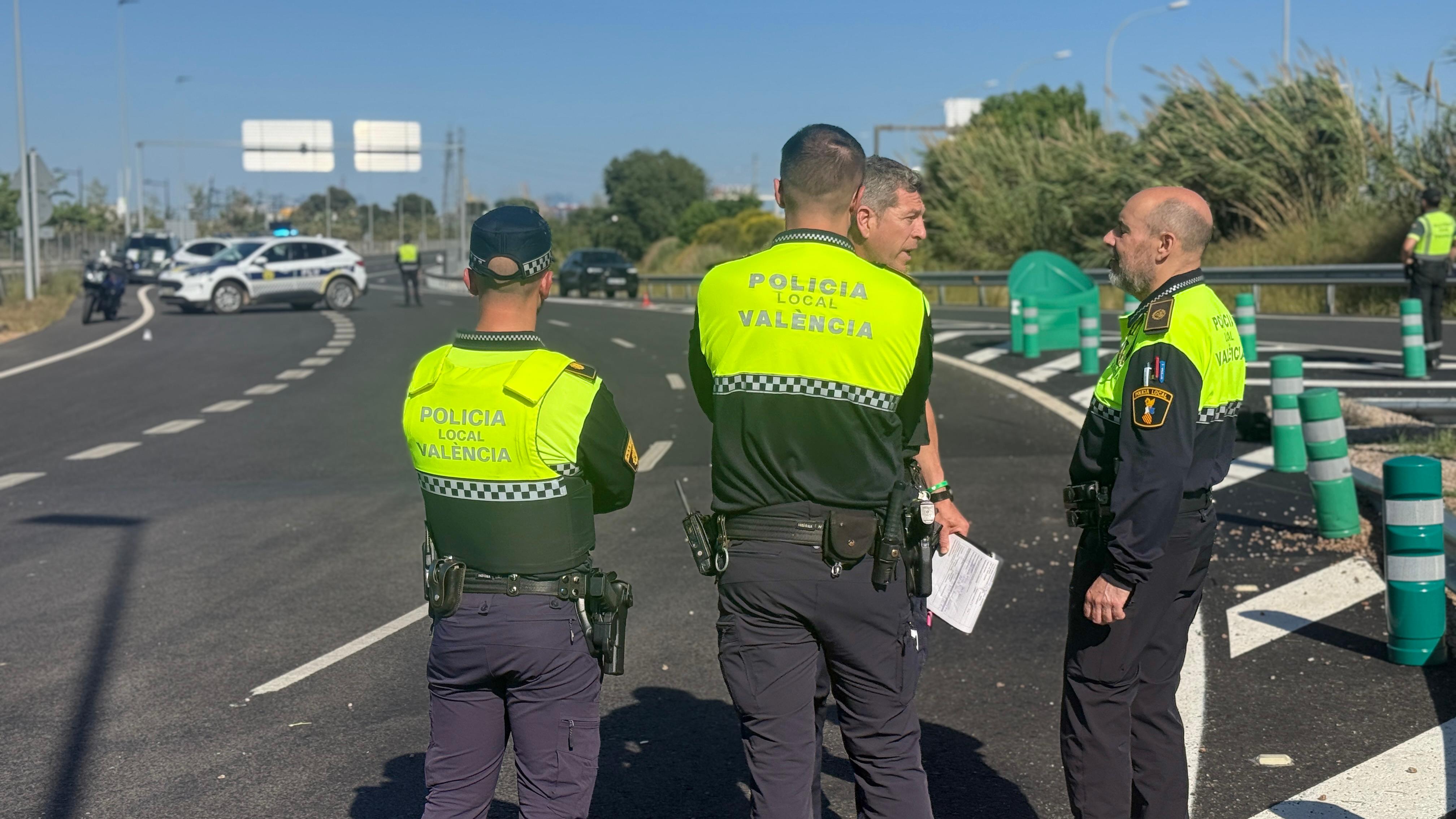 Agentes de la Policía Local en el lugar del accidente