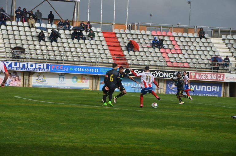 Santi Luque pelea ante un rival.