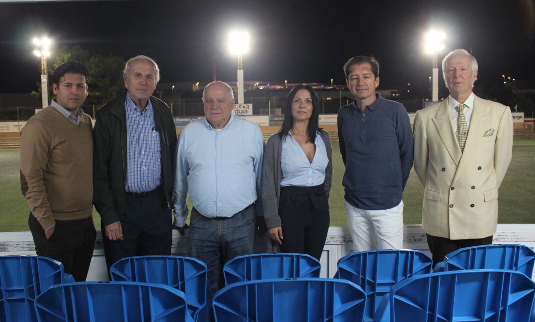 Líbero Parri junto a su equipo y el resto de la directiva del CF Gandia