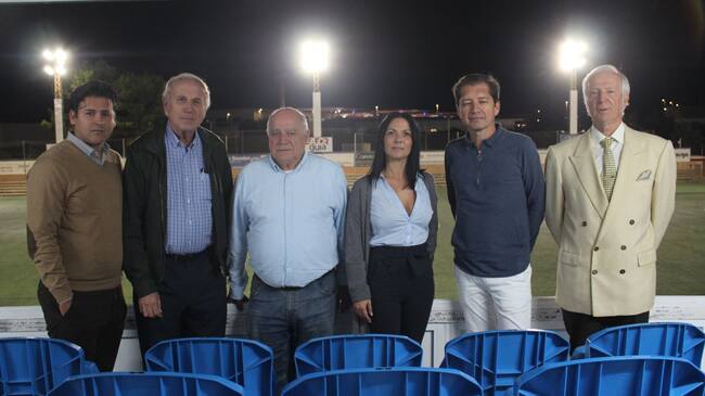 Líbero Parri junto a su equipo y el resto de la directiva del CF Gandia