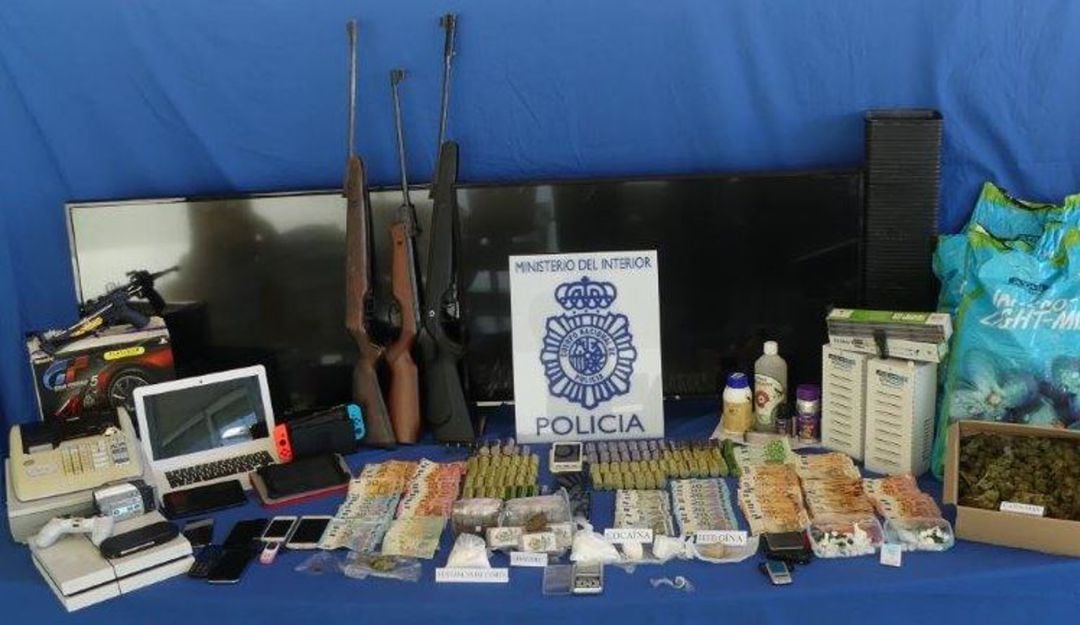 Dinero, objetos y droga intervenidos en la Operación Volcán