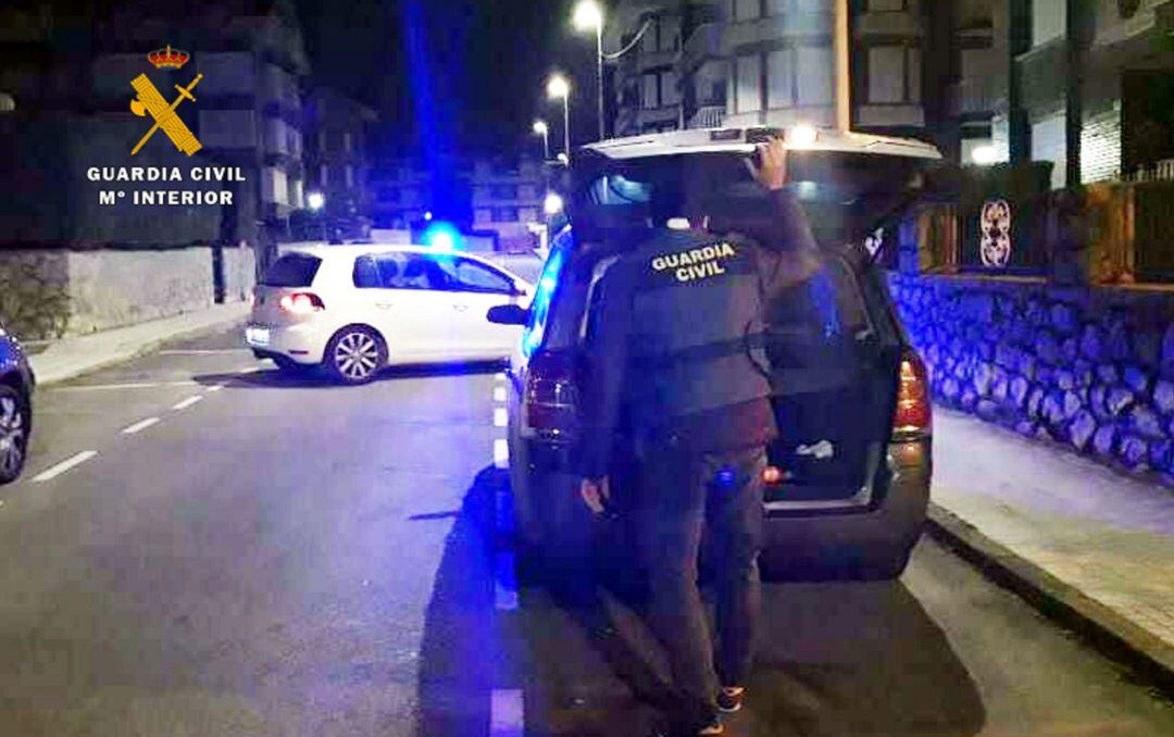 Un Guardia civil registrado uno de los vehiculos de los detendidos.