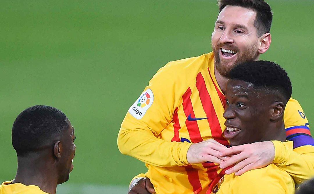 Ilaix celebra un gol con Messi y Dembélé.