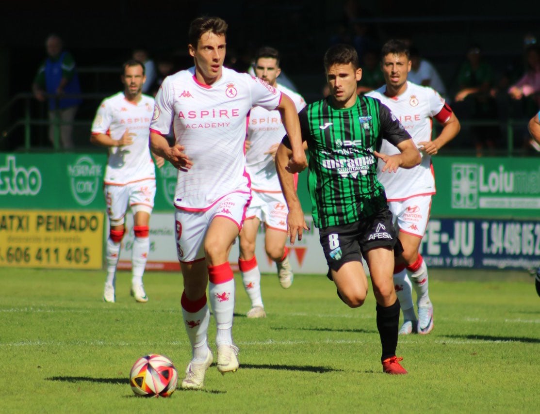 Guillermo conduce la pelota ante un defensa del Sestao River.