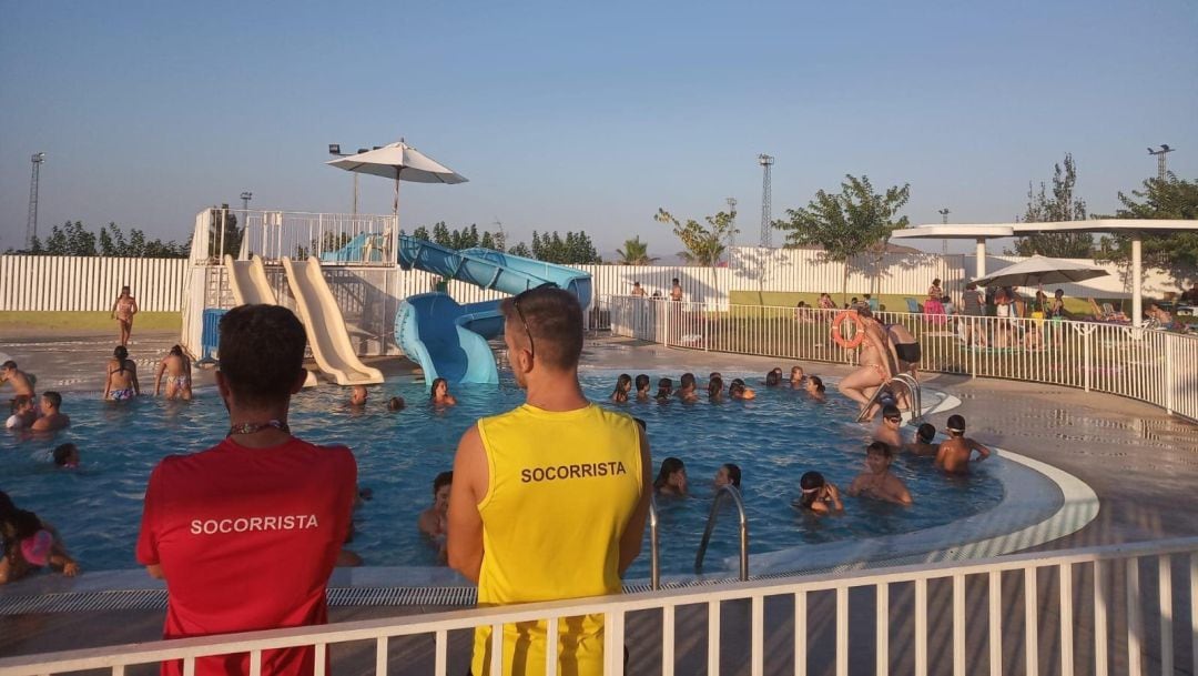 Imagen de archivo de una piscina con dos socorristas