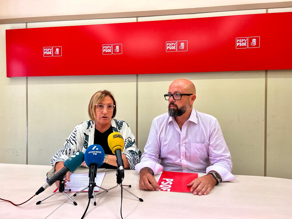 Comparecencia de la portavoz socialista en Alicante, Ana Barcelo y el edil Emilio Ruíz