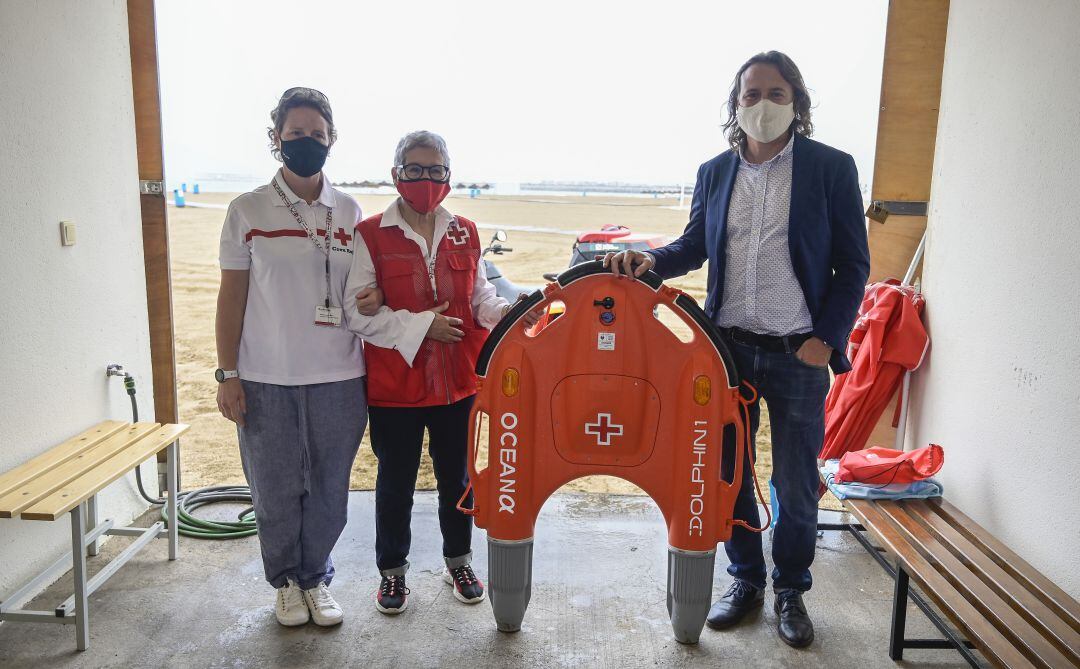 El concejal Giuseppe Grezzi ha estado acompañado en el acto por la presidenta local de Cruz Roja en València, Nieves Dios, y la directora local de Socorros y Emergencias de Cruz Roja en València, Macarena Lozano.