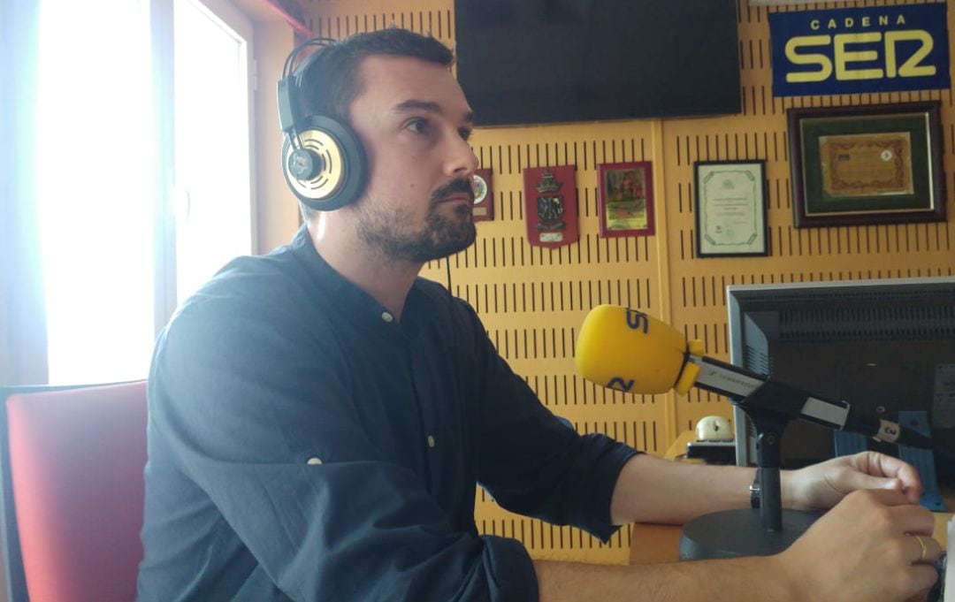 Martín Vila en los estudios de Radio Cádiz