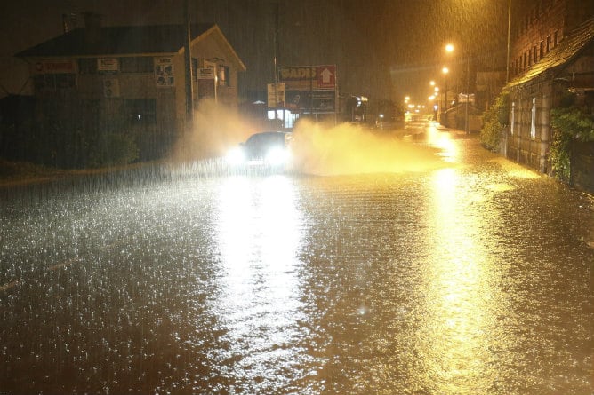 Una fuerte tormenta ha provocado este miércoles de madrugada grandes inundaciones en las calles y varios bajos de viviendas en o Porriño (Pontevedra)