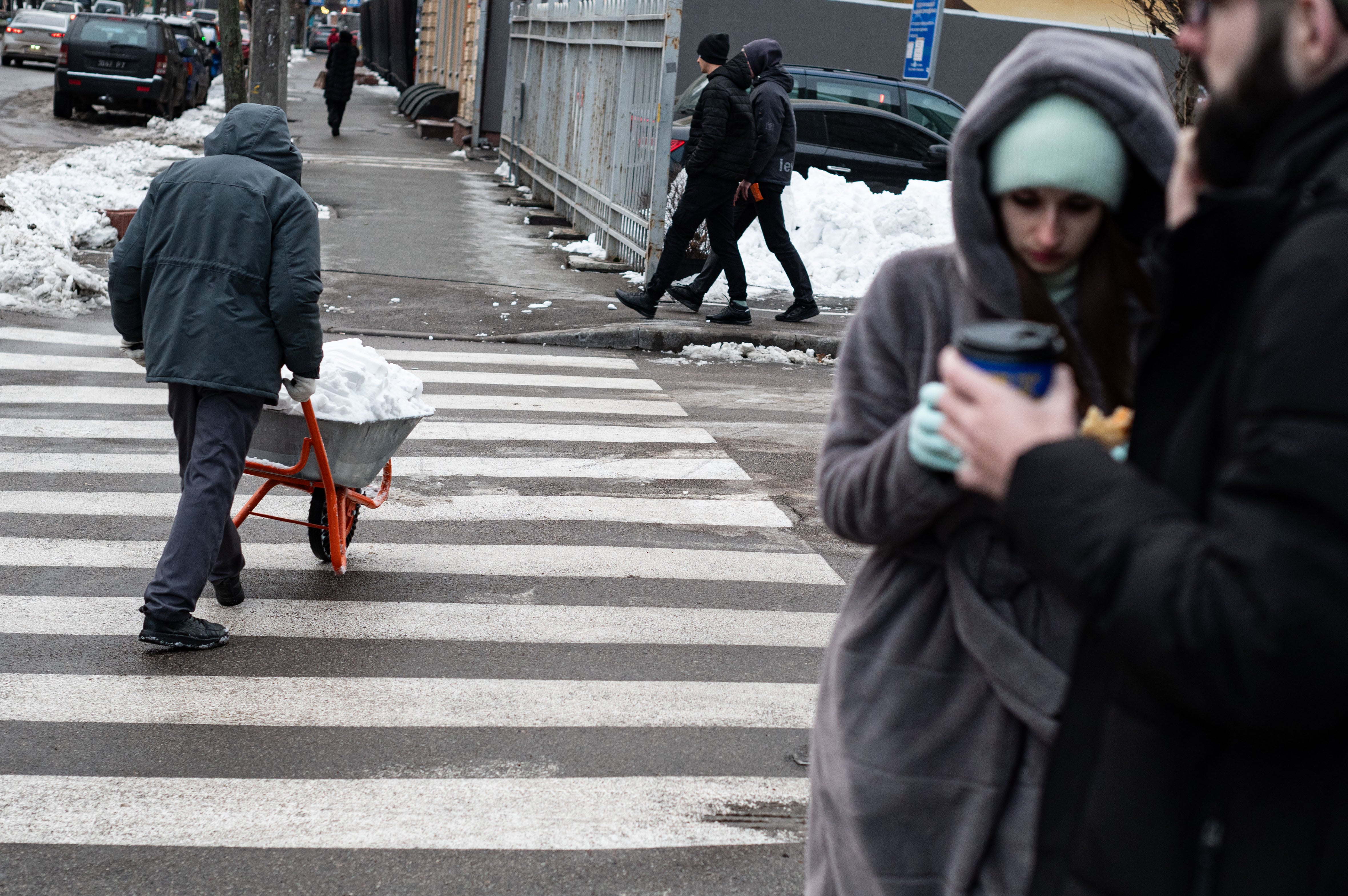 Ciudadanos de Kiev se protegen del frío a finales de noviembre