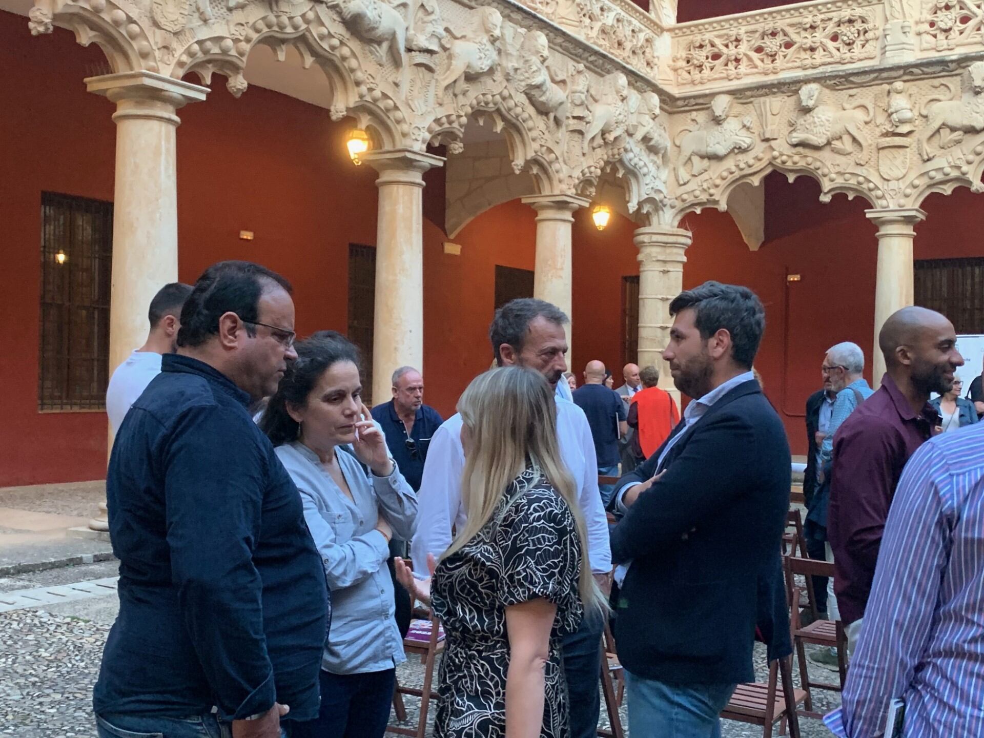 Tres concejales electos del PP y tres de Vox hablando en un acto reciente/Foto SER GU