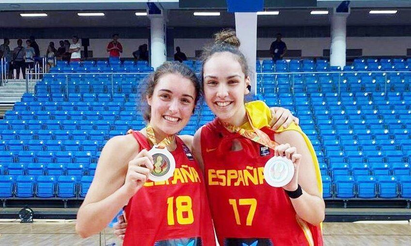Marina Mata, a la derecha, con la medalla conseguida en el Mundial U17 junto a la también aragonesa Ariadna Termis